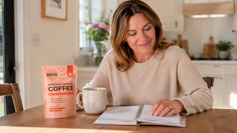 Nahaufnahme der minimalistischen BRYO Coffee Verpackung auf einer sauberen weißen Oberfläche.